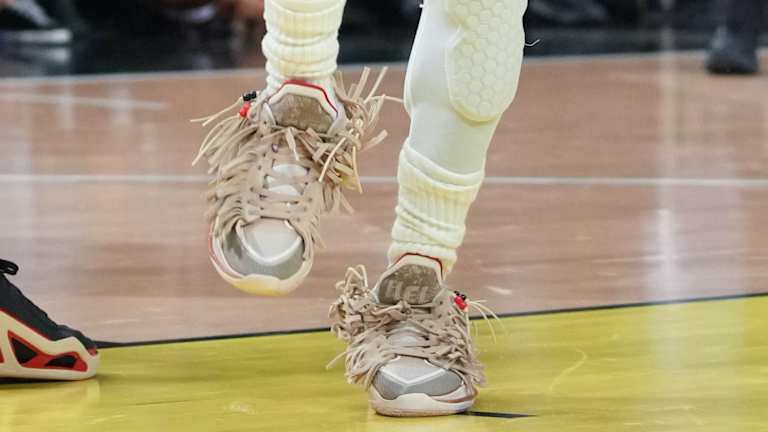 Kyrie Irving se puso muy creativo para tapar el logo Nike en sus tenis